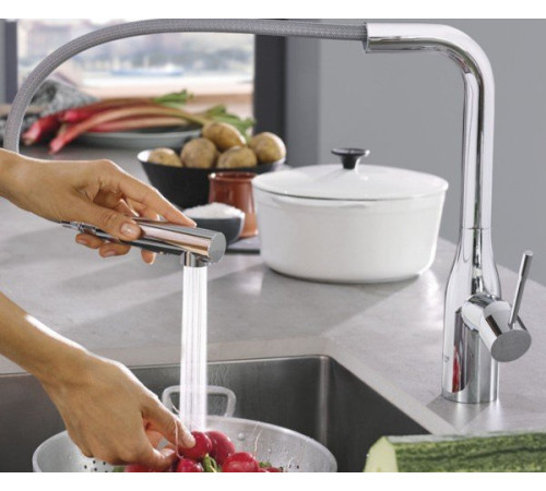 Смеситель для кухни GROHE Essence с выдвижной лейкой хром 30270000
