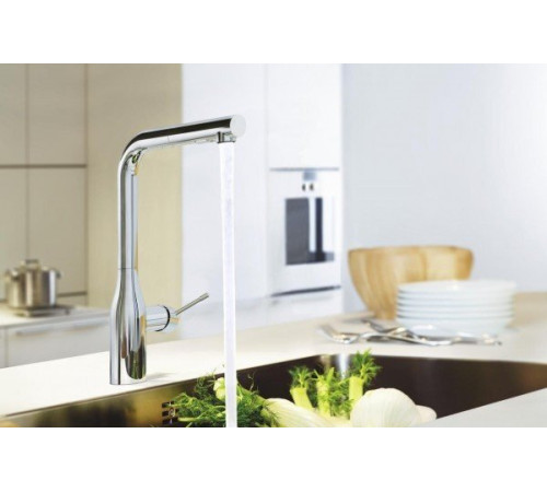 Смеситель для кухни GROHE Essence с выдвижной лейкой хром 30270000