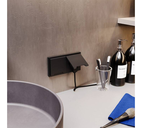 Розетка с заземлением и со шторкой, без рамки с крышкой Voltum S70 VLS040308