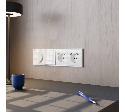 Розетка с заземлением и со шторкой и 2хUSB type A и C, без рамки Voltum S70 VLS040501