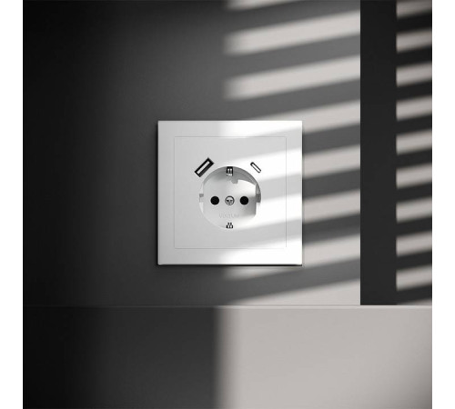 Розетка с заземлением и со шторкой и 2хUSB type A и C, без рамки Voltum S70 VLS040502