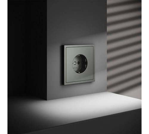 Розетка с заземлением и со шторкой, без рамки Voltum S70 VLS040206