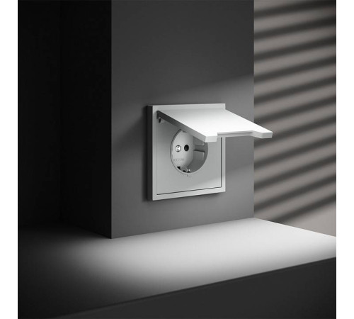 Розетка с заземлением и со шторкой, без рамки с крышкой Voltum S70 VLS040302