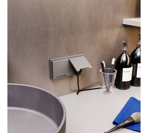 Розетка с заземлением и со шторкой, без рамки с крышкой Voltum S70 VLS040303