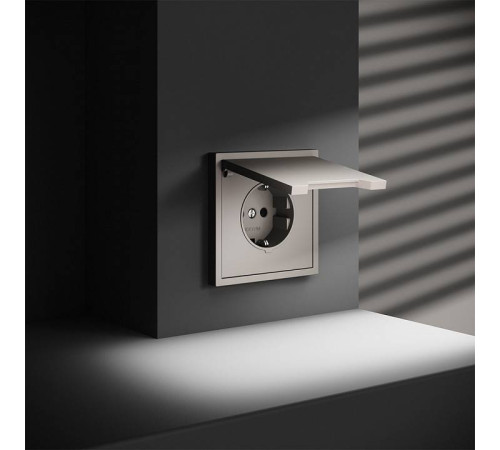 Розетка с заземлением и со шторкой, без рамки с крышкой Voltum S70 VLS040303