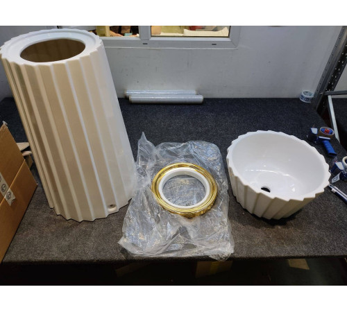 Раковина напольная Oasis Plisse 44х95 см без отверстия с донным клапаном и сифоном золото/белый 0PI440CEOR