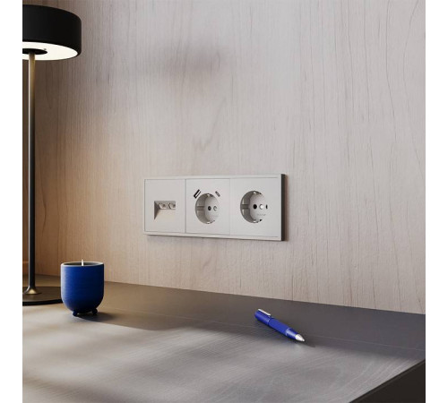 Розетка с заземлением и со шторкой и 2хUSB type A и C, без рамки Voltum S70 VLS040503