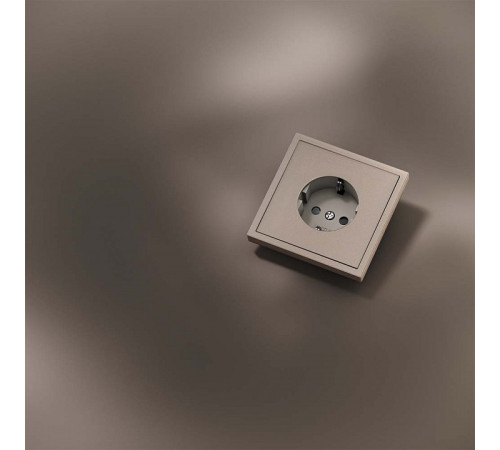 Накладка для розетки с заземлением и со шторками Voltum S70 METAL VLSM000710