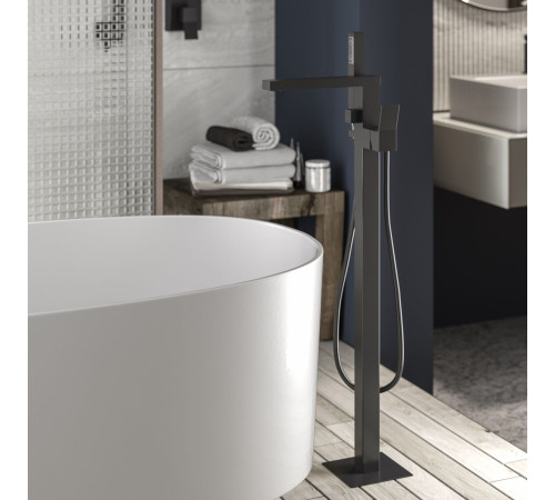 Смеситель для ванны напольный Bossini AKI со шлангом 1250 мм и лейкой черный матовый Z00772.073