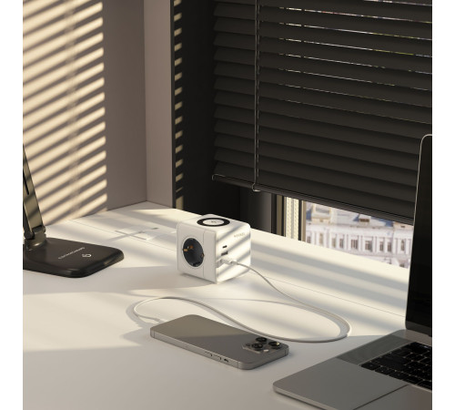 Розеточный блок 3-местный + 3×USB + беспроводная зарядка W6513501
