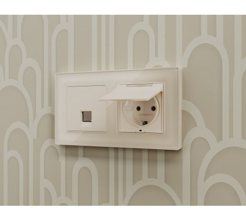 Розетка Ethernet RJ-45 и со шторками, без рамки Ambrella Volt ALFA MA332005