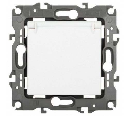 Розетка с заземлением и со шторкой, без рамки Эра Эра 12 12-2103-01М