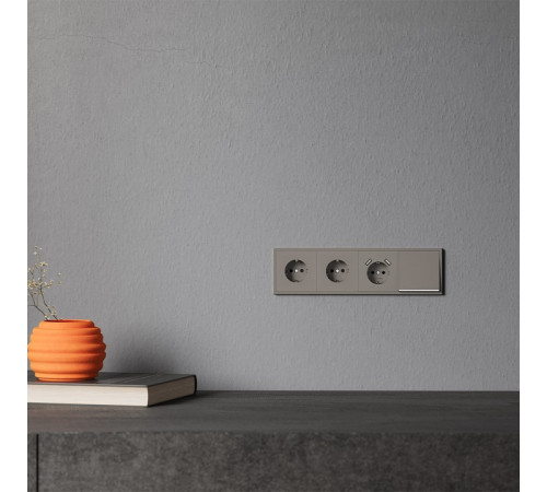 Накладка для розетки с заземлением и со шторками Voltum S70 VLS000714