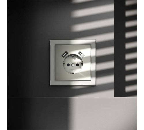 Розетка с заземлением и со шторкой и 2хUSB type A, без рамки Voltum S70 VLS040405