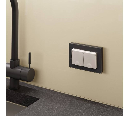 Розетка двойная влагозащищенная с заземлением и с шторками, без рамки с крышкой Werkel слоновая кость W1172203