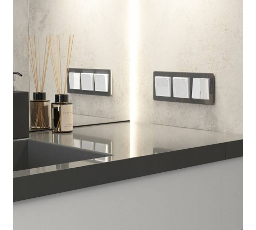 Розетка влагозащищенная с заземлением и с шторками, без рамки с крышкой Werkel Белый акрил W1171241