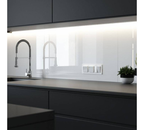 Розетка влагозащищенная с заземлением и с шторками, без рамки с крышкой Werkel Белый акрил W1171241