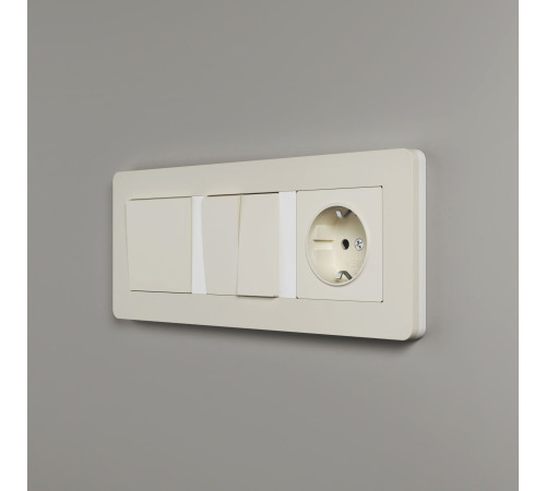 Рамка из поликарбоната на 3 поста Split айвори/белый, soft-touch W0033066