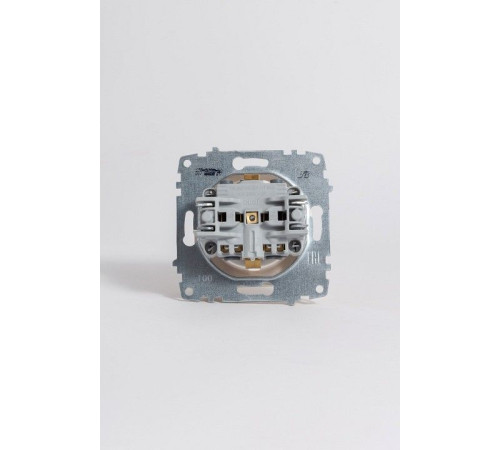 Розетка с заземлением и со шторкой, без рамки Elbi Eleсtriс Zena Vega 609-010200-243