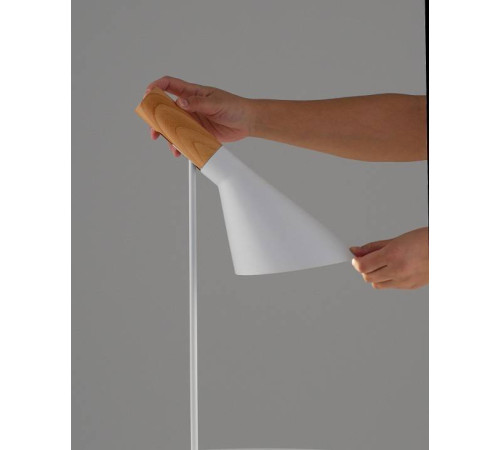 Настольная лампа офисная Moderli Turin V11335-1T