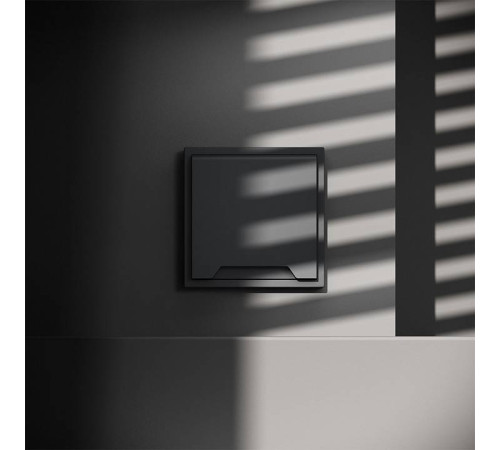 Розетка с заземлением и со шторкой, без рамки с крышкой Voltum S70 VLS040307