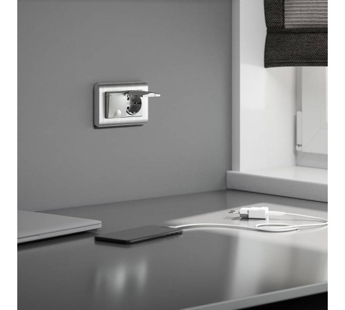 Розетка двойная влагозащищенная с заземлением и с шторками, без рамки с крышкой Werkel серебряные W1172206