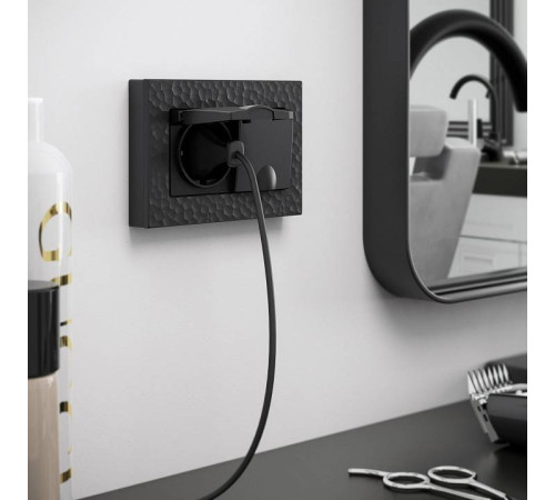 Розетка двойная влагозащищенная с заземлением и с шторками, без рамки с крышкой Werkel черные W1172208