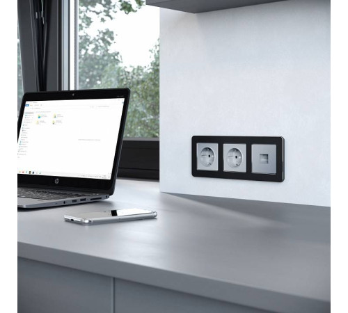 Рамка на 3 поста Werkel Platinum черный W0032608