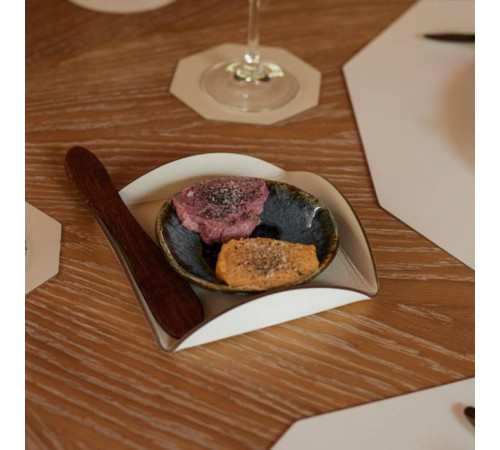 Подставка для сервировки ADJ 20x20 см натуральная кожа панна котта/белый 0021.16/10