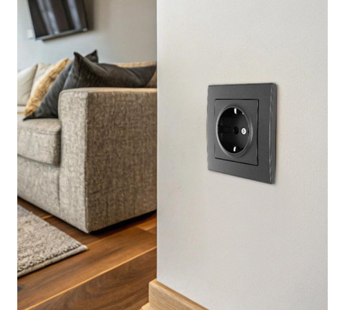 Розетка с заземлением и со шторкой Arte Milano SET06-1 SET06-1-40-1 black