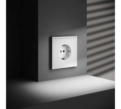 Розетка с заземлением и со шторкой, без рамки Voltum S70 VLS040202