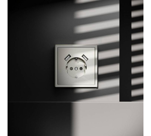 Розетка с заземлением и со шторкой и 2хUSB type A, без рамки Voltum S70 VLS040404