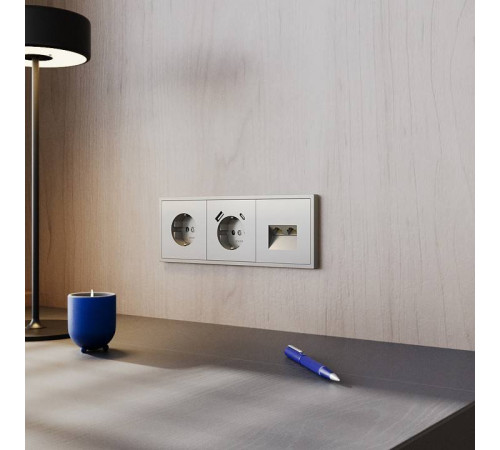 Розетка с заземлением, без рамки Voltum S70 VLS040104