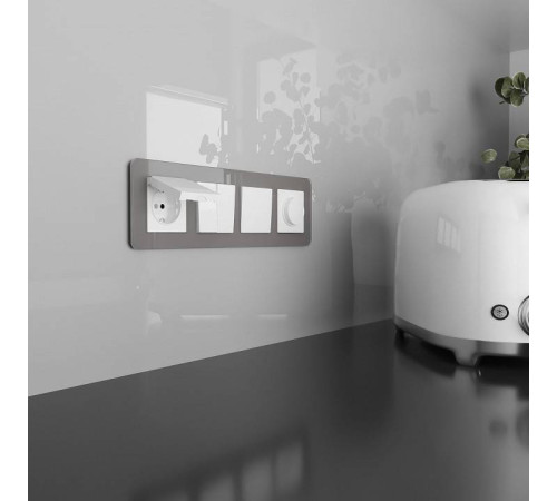 Розетка влагозащищенная с заземлением и со шторкой, без рамки с крышкой Werkel белые W1171201