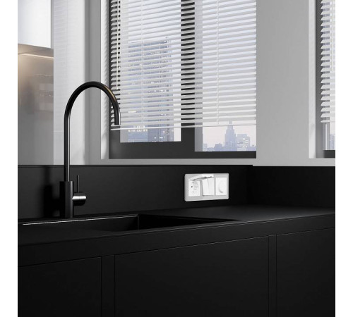 Розетка влагозащищенная с заземлением и со шторкой, без рамки с крышкой Werkel белые W1171201