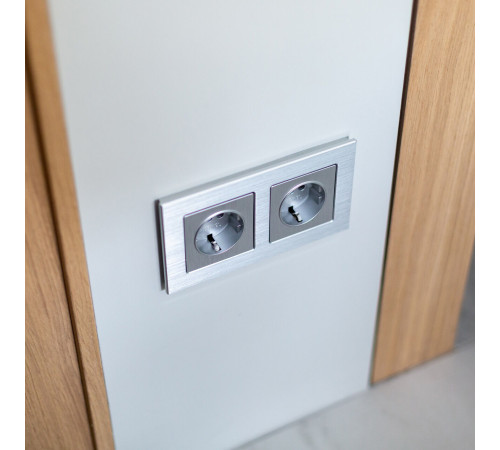 Розетка с заземлением (cеребряный рифленый) W1171009