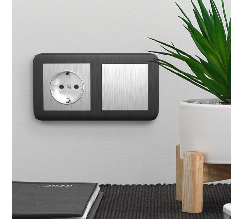 Розетка с заземлением (cеребряный рифленый) W1171009