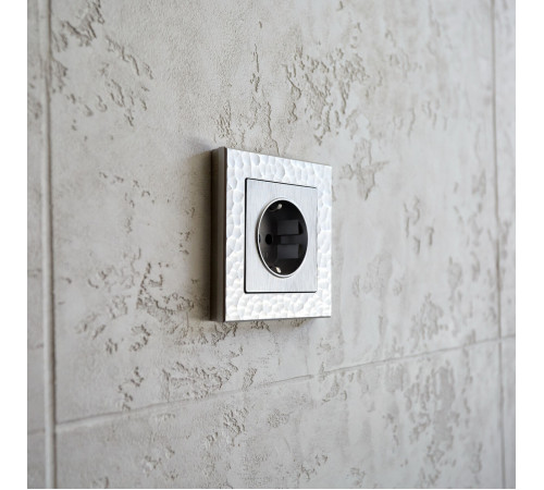 Розетка с заземлением (cеребряный рифленый) W1171009