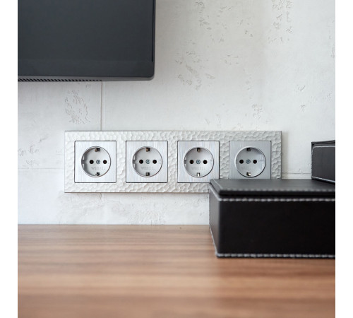 Розетка с заземлением (cеребряный рифленый) W1171009