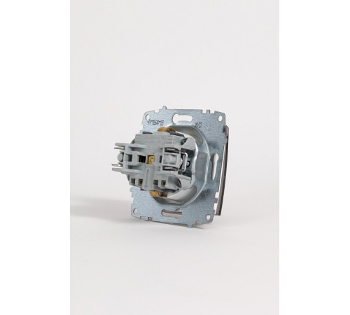 Розетка с заземлением и со шторкой, без рамки с крышкой Elbi Eleсtriс Zena Vega 609-015600-219