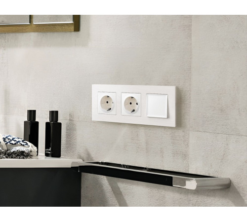 Накладка для розетки с заземлением и со шторками Ambrella Volt Quant AP1270