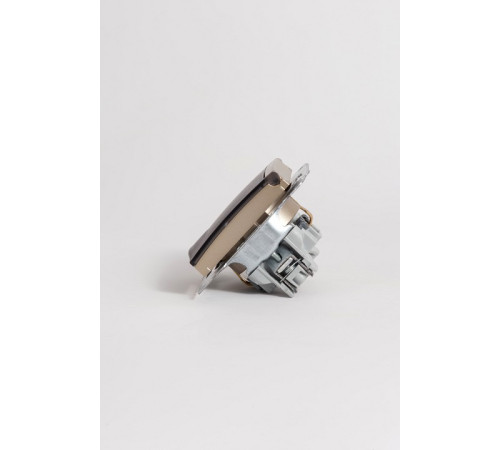 Розетка с заземлением с крышкой, без рамки Elbi Eleсtriс Zena Vega 609-011400-218