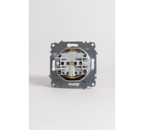 Розетка с заземлением с крышкой, без рамки Elbi Eleсtriс Zena Vega 609-011400-218