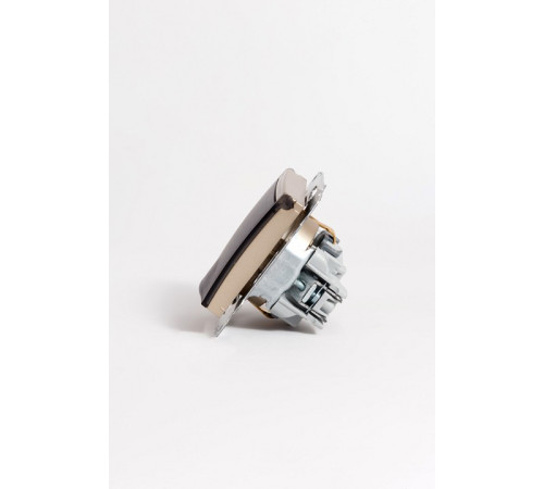 Розетка с заземлением и со шторкой, без рамки с крышкой Elbi Eleсtriс Zena Vega 609-011400-219