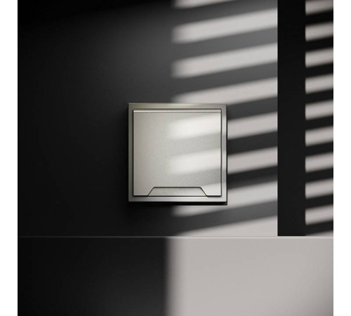 Розетка с заземлением и со шторкой, без рамки с крышкой Voltum S70 VLS040304