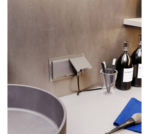 Розетка с заземлением и со шторкой, без рамки с крышкой Voltum S70 VLS040304