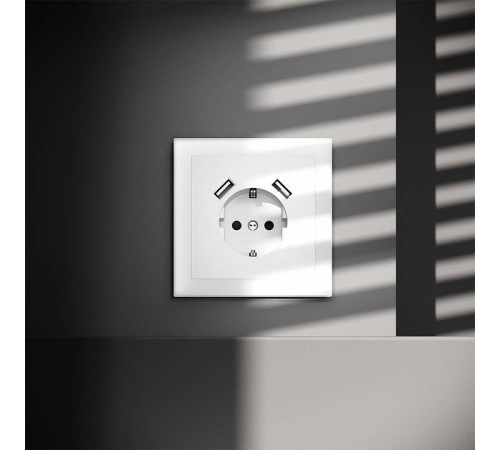 Розетка с заземлением и со шторкой и 2хUSB type A, без рамки Voltum S70 VLS040402