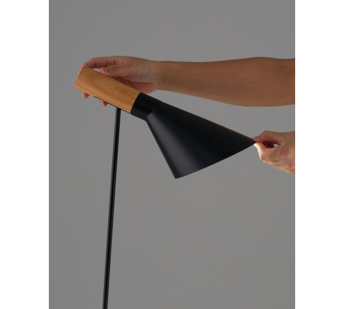 Настольная лампа офисная Moderli Turin V11333-1T